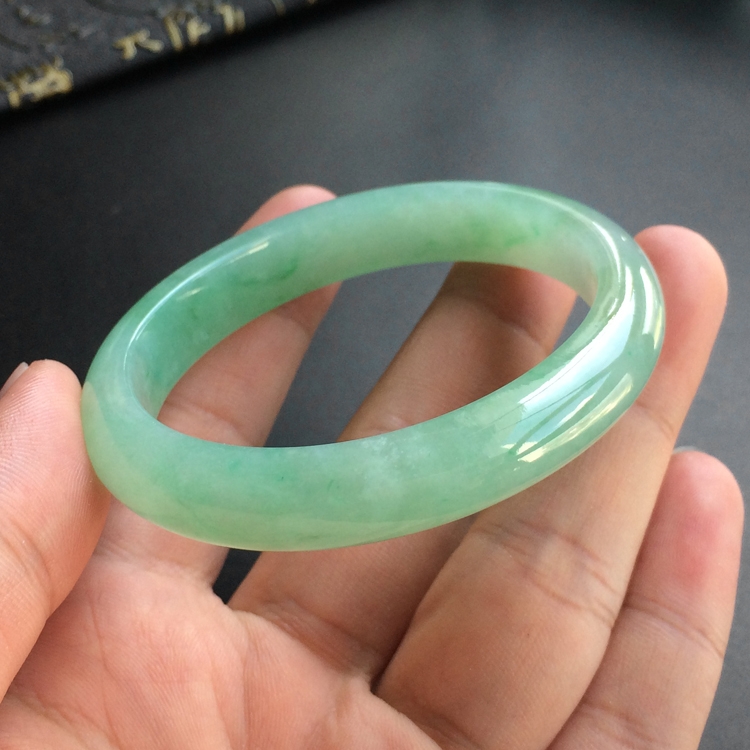 (超值推荐)糯冰种晴水略飘翠贵妃镯(53.8mm-46.3mm)