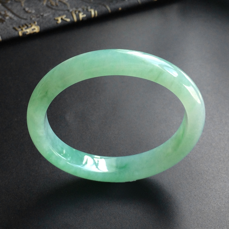 (超值推荐)糯冰种晴水略飘翠贵妃镯(53.8mm-46.3mm)