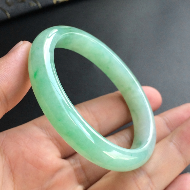 (超值推荐)糯冰种晴水略飘翠贵妃镯(53.8mm-46.3mm)