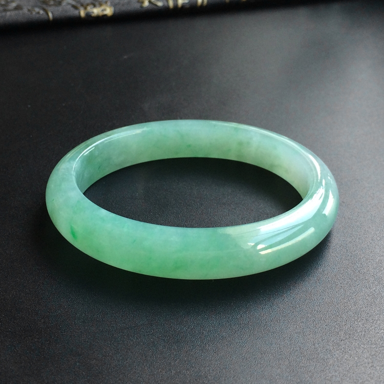 (超值推荐)糯冰种晴水略飘翠贵妃镯(53.8mm-46.3mm)