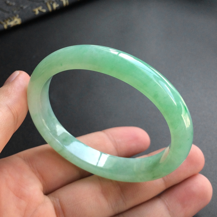 (超值推荐)糯冰种晴水略飘翠贵妃镯(53.8mm-46.3mm)
