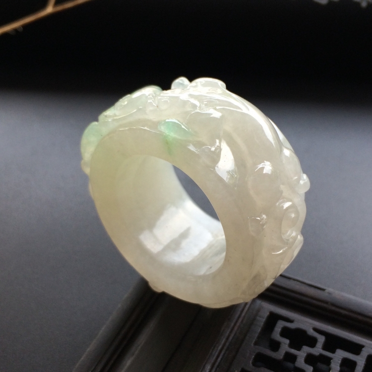 （超值推荐）糯冰种飘花双龙如意扳指