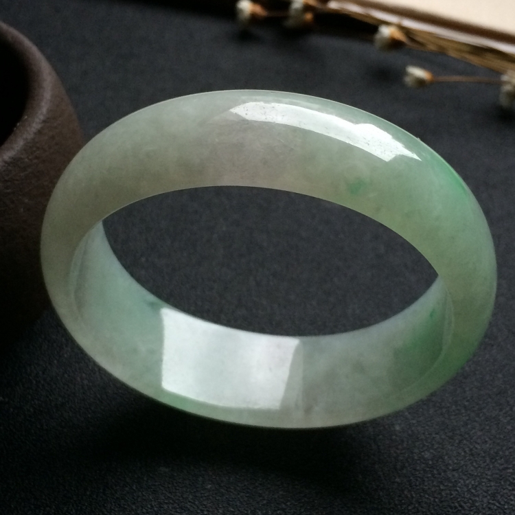 （超值推荐）糯冰种飘绿花贵妃镯（54.5mm-48mm）