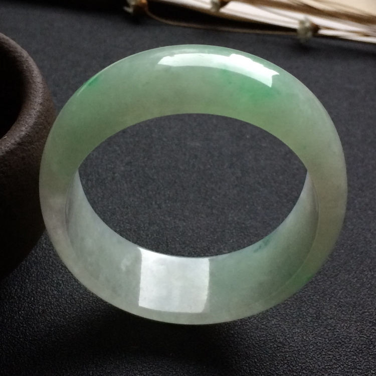 （超值推荐）糯冰种飘绿花贵妃镯（54.5mm-48mm）