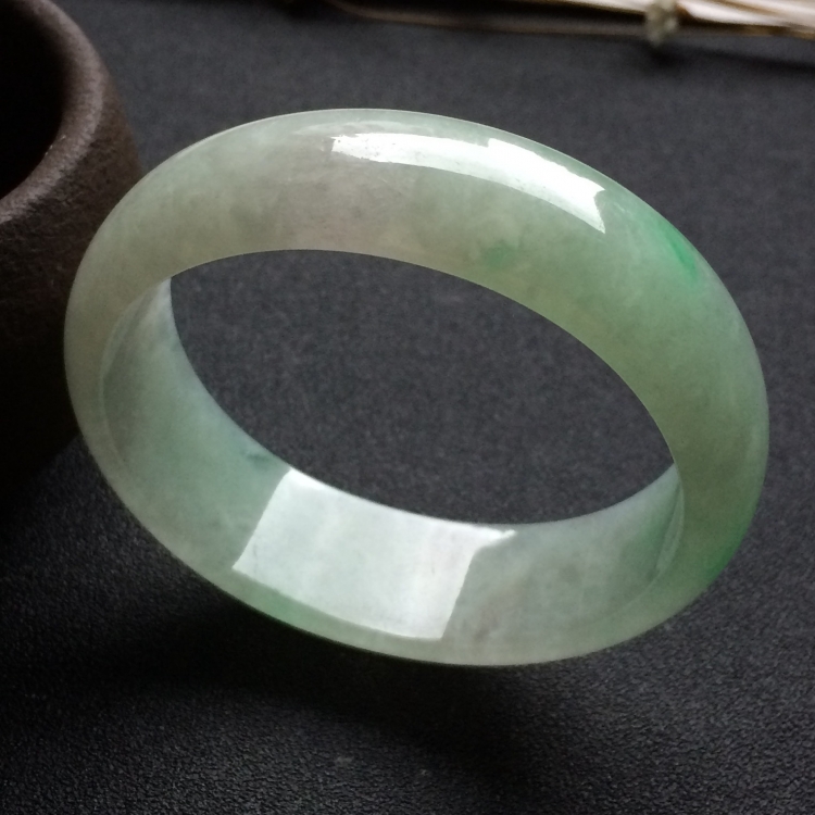 （超值推荐）糯冰种飘绿花贵妃镯（54.5mm-48mm）