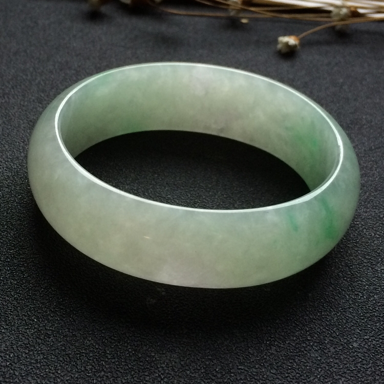 （超值推荐）糯冰种飘绿花贵妃镯（54.5mm-48mm）