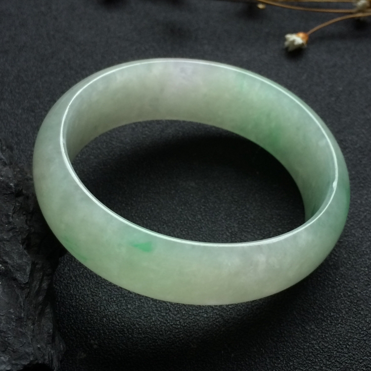（超值推荐）糯冰种飘绿花贵妃镯（54.5mm-48mm）