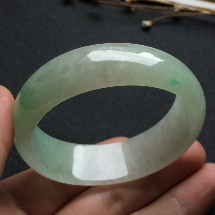（超值推荐）糯冰种飘绿花贵妃镯（54.5mm-48mm）