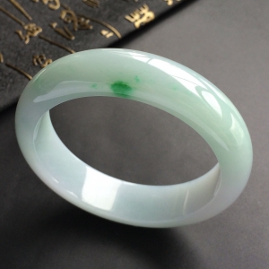 (超值推荐)糯冰种晴水略飘翠手镯(57.7mm)