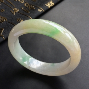 (超值推荐)糯冰种淡黄翡略飘翠手镯(54.6mm)