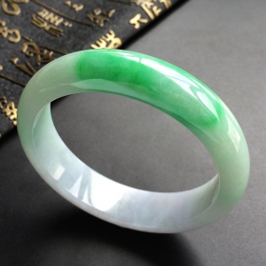 (超值推荐)糯冰种淡春带彩手镯(57.6mm)