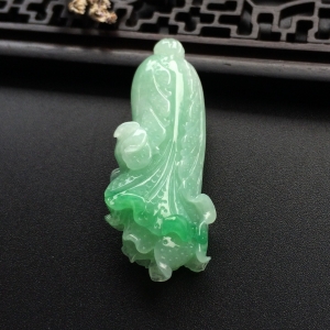 （超值推荐）糯冰种略飘翠白菜挂件
