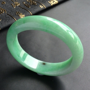(超值推荐)糯冰种豆绿手镯(56mm)