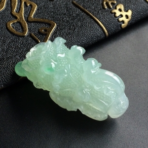 (超值推荐)糯冰种略飘翠白菜挂件