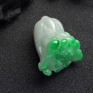 （超值推荐）糯冰种飘翠白菜挂件