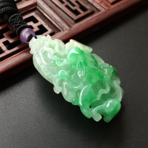 (超值推荐)糯冰种飘翠白菜挂件