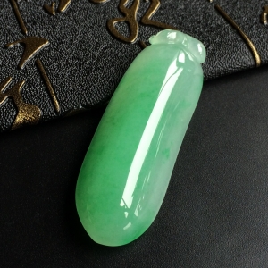 (超值推荐)糯冰种飘翠福瓜挂件