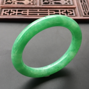 (超值推荐)糯冰种翠色圆条手镯(55mm)
