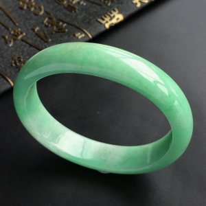 (超值推荐)糯冰种豆色贵妃镯(54.3mm-48.7mm)