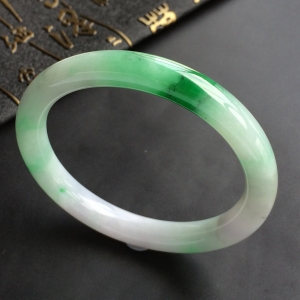 (超值推荐)糯冰种飘翠圆条手镯(54.8mm)