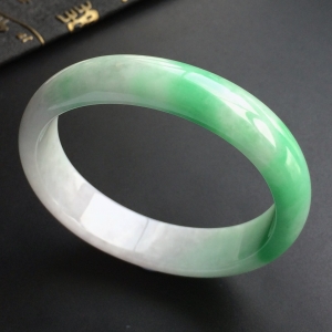 (超值推荐)糯冰种飘翠贵妃镯(58mm-50.2mm)