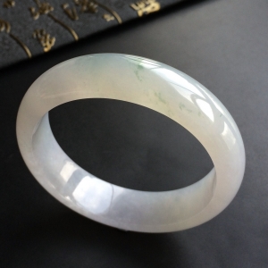 (超值推荐)糯冰种淡紫罗兰略飘花手镯(55.5mm)