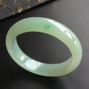 (超值推荐)糯冰种晴水飘绿花手镯(55.4mm)