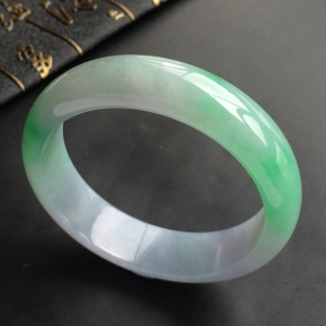 (超值推荐)糯冰种淡春带彩手镯(53.7mm)