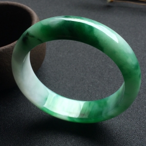 （超值推荐）糯冰种飘绿花手镯（59mm）