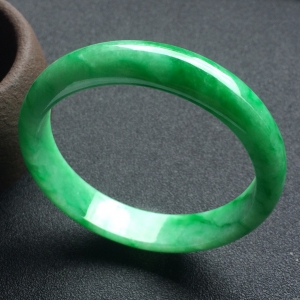 （超值推荐）糯冰种阳绿手镯（55mm）