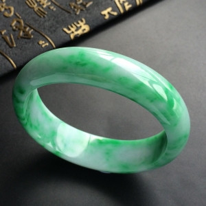 (超值推荐)糯冰种飘翠贵妃镯(58.2mm-50.6mm)
