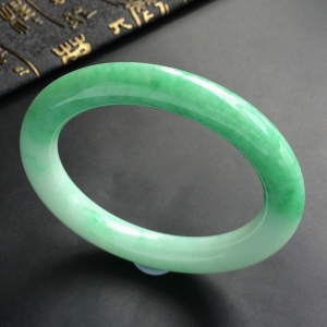 (超值推荐)糯冰种飘翠圆条手镯(57.5mm)