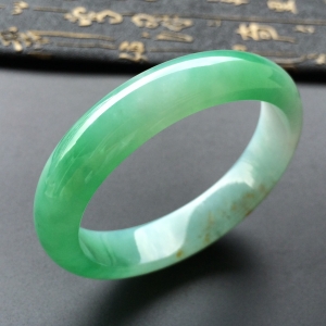 (超值推荐)糯冰种飘翠略带褐黄翡贵妃手镯(52.5mm-46.2mm)