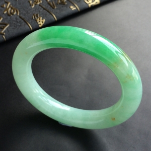 (超值推荐)糯冰种飘翠略带黄花圆条手镯(56.5mm)