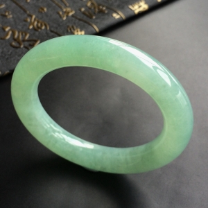 (超值推荐)糯冰种绿晴水圆条手镯(56.2mm)