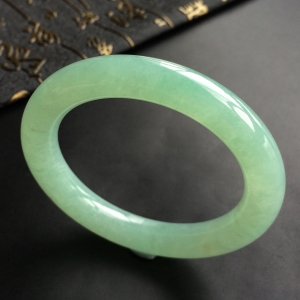 (超值推荐)糯冰种绿晴水圆条手镯(55.1mm)