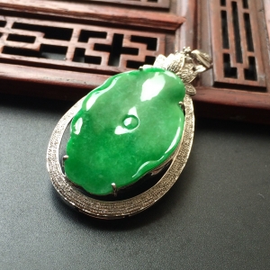 (超值推荐)糯冰种翠色镶白金钻石荷叶胸坠