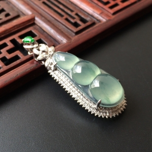 (超值推荐)冰种飘花镶白金钻石四季豆胸坠