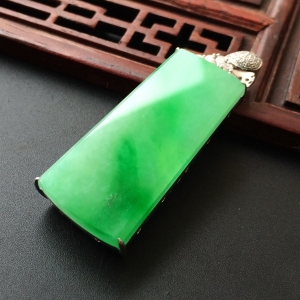 (超值推荐)糯冰种飘翠镶白金钻石平安牌胸坠