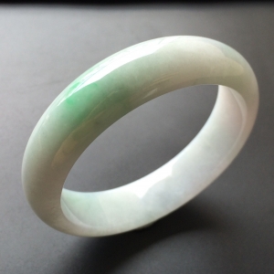 (超值推荐)糯冰种略飘翠手镯(57.3mm)