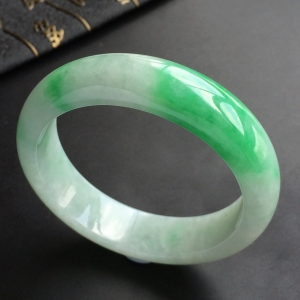 (超值推荐)糯冰种飘翠手镯(53.2mm)