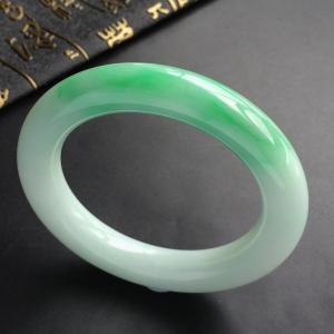 (超值推荐)糯冰种飘翠圆条手镯(56.2mm)