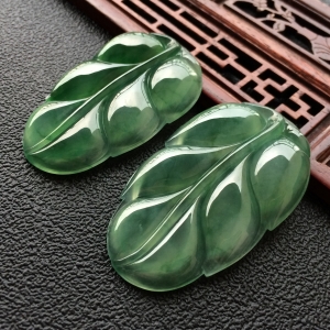 (超值推荐)冰种飘花玉叶挂件一对走