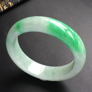 (超值推荐)糯冰种飘翠手镯(53.2mm)