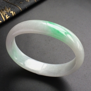 (超值推荐)糯冰种飘翠贵妃镯(54.3mm-45.6mm)