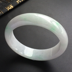 (超值推荐)糯冰种飘绿花手镯(60mm)