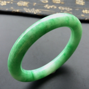 (超值推荐)糯冰种飘翠圆条手镯(58mm)