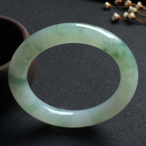 （超值推荐）糯冰种飘花圆条手镯（55.7mm）