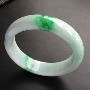 (超值推荐)糯冰种飘翠手镯(58.7mm)