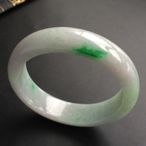 (超值推荐)糯冰种淡春带彩手镯(57mm)